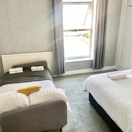 Lovely Town House With Free Parking Sleeps 2 To 6 Guests *