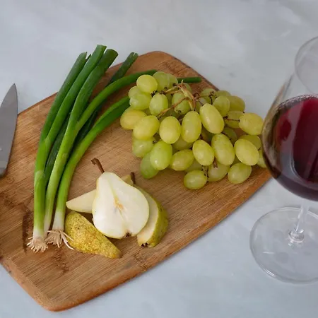 Lovely Town House With Free Parking Sleeps 2 To 6 Guests *