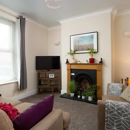 Lovely Town House With Free Parking Sleeps 2 To 6 Guests