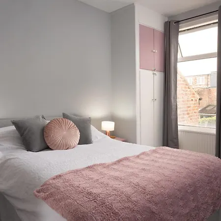 Lovely Town House With Free Parking Sleeps 2 To 6 Guests Nyaraló *