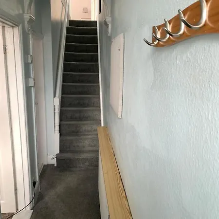 Lovely Town House With Free Parking Sleeps 2 To 6 Guests Hébergement de vacances *