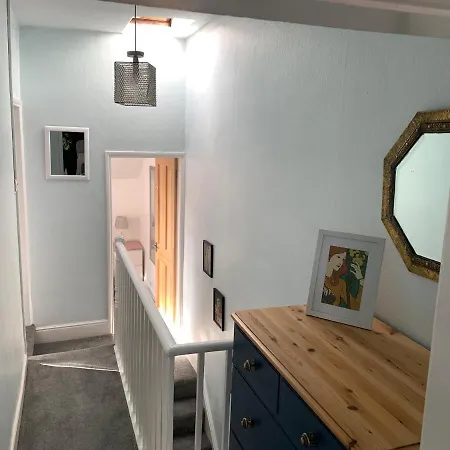 Lovely Town House With Free Parking Sleeps 2 To 6 Guests *