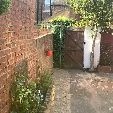 Lovely Town House With Free Parking Sleeps 2 To 6 Guests