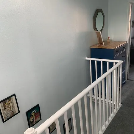 Lovely Town House With Free Parking Sleeps 2 To 6 Guests *