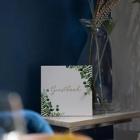 Lovely Town House With Free Parking Sleeps 2 To 6 Guests *