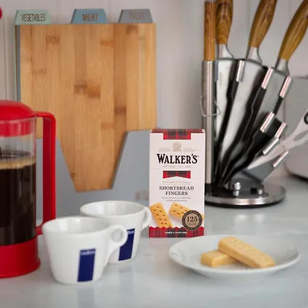 Lovely Town House With Free Parking Sleeps 2 To 6 Guests Vakantiehuis *