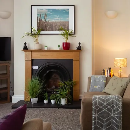 Vakantiehuis Lovely Town House With Free Parking Sleeps 2 To 6 Guests