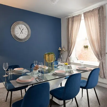 Lovely Town House With Free Parking Sleeps 2 To 6 Guests Prázdninový dům *