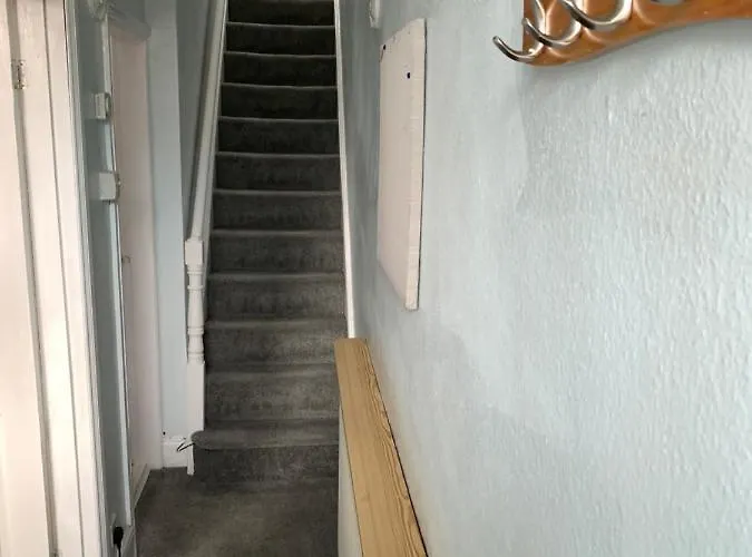 Lovely Town House With Free Parking Sleeps 2 To 6 Guests Vakantiehuis *