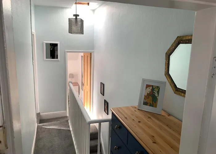 Lovely Town House With Free Parking Sleeps 2 To 6 Guests *