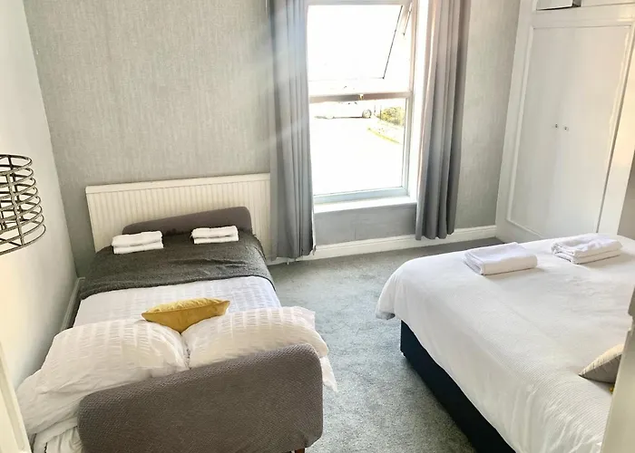 Lovely Town House With Free Parking Sleeps 2 To 6 Guests *