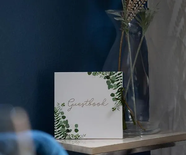 Lovely Town House With Free Parking Sleeps 2 To 6 Guests *