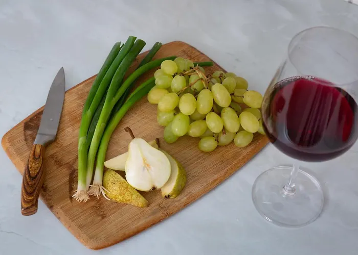 Lovely Town House With Free Parking Sleeps 2 To 6 Guests *