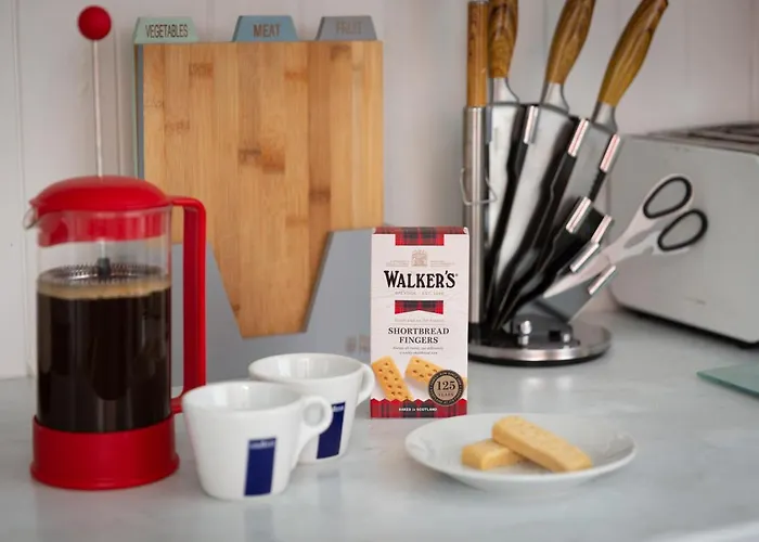 Lovely Town House With Free Parking Sleeps 2 To 6 Guests Vakantiehuis *