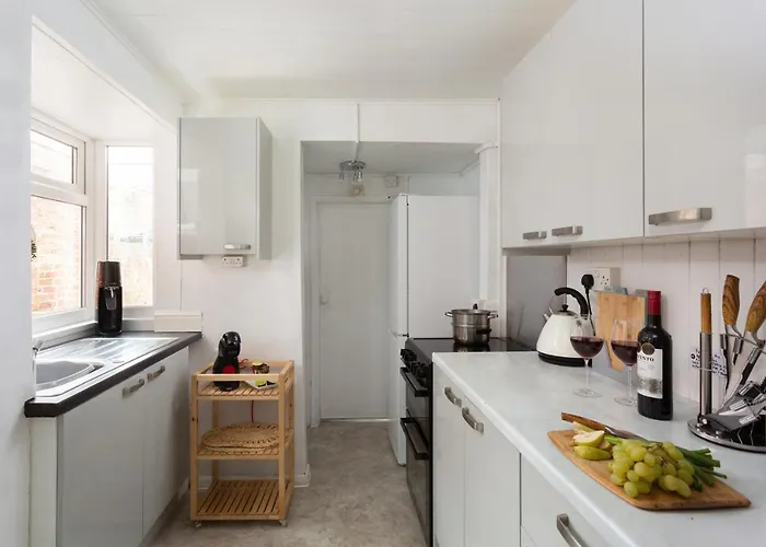 Vakantiehuis Lovely Town House With Free Parking Sleeps 2 To 6 Guests *