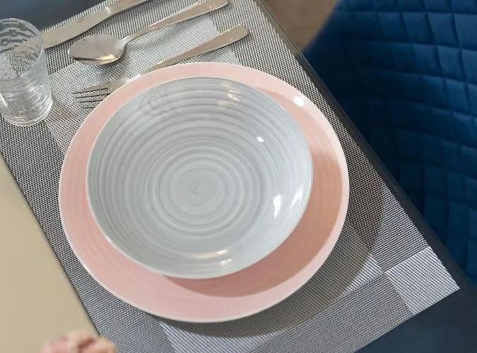 Lovely Town House With Free Parking Sleeps 2 To 6 Guests