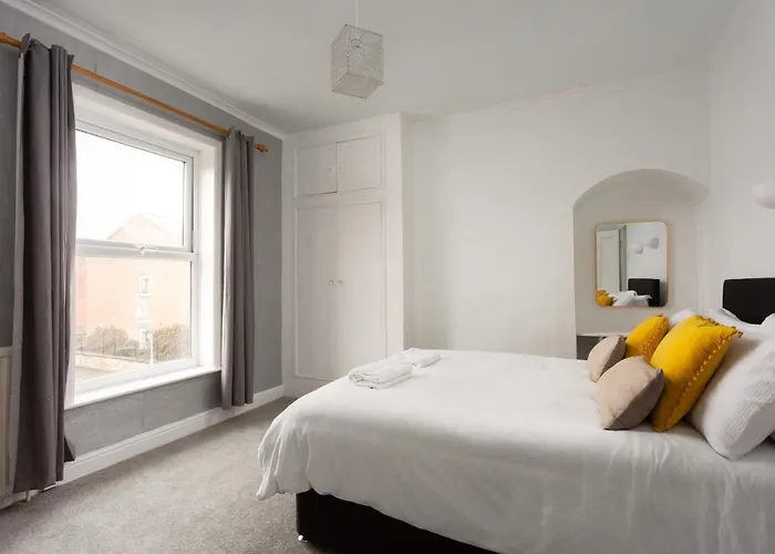 Lovely Town House With Free Parking Sleeps 2 To 6 Guests York