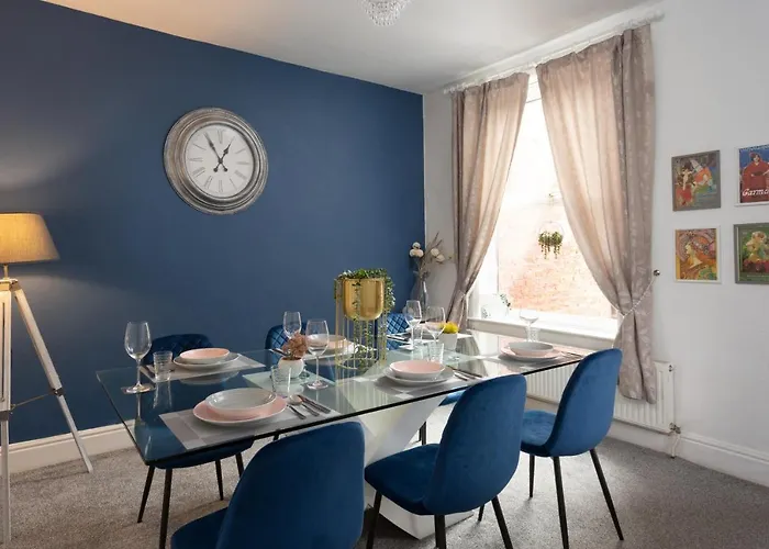 Lovely Town House With Free Parking Sleeps 2 To 6 Guests Vakantiehuis *