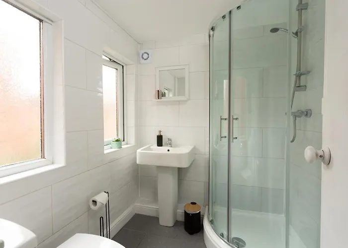 Lovely Town House With Free Parking Sleeps 2 To 6 Guests