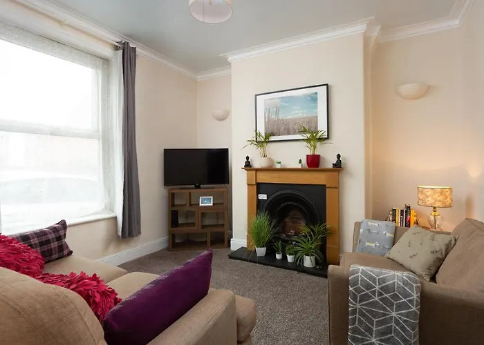 Lovely Town House With Free Parking Sleeps 2 To 6 Guests