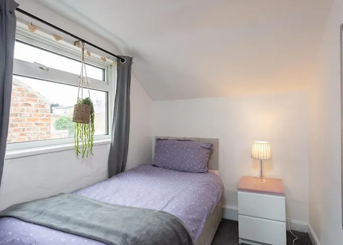 Lovely Town House With Free Parking Sleeps 2 To 6 Guests Vakantiehuis *