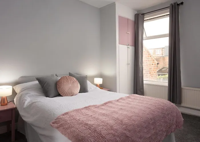 Lovely Town House With Free Parking Sleeps 2 To 6 Guests Vakantiehuis *