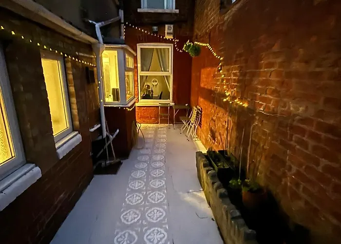 Lovely Town House With Free Parking Sleeps 2 To 6 Guests