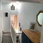 Lovely Town House With Free Parking Sleeps 2 To 6 Guests *