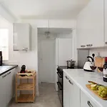 Holiday home Lovely Town House With Free Parking Sleeps 2 To 6 Guests *