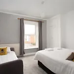 Lovely Town House With Free Parking Sleeps 2 To 6 Guests Holiday home York