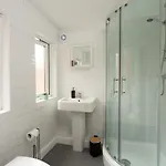 Lovely Town House With Free Parking Sleeps 2 To 6 Guests