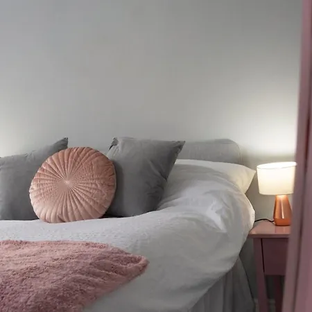 Lovely Town House With Free Parking Sleeps 2 To 6 Guests * York