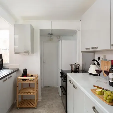 Сasa de vacaciones Lovely Town House With Free Parking Sleeps 2 To 6 Guests *