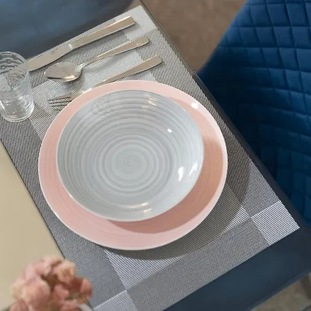 Lovely Town House With Free Parking Sleeps 2 To 6 Guests