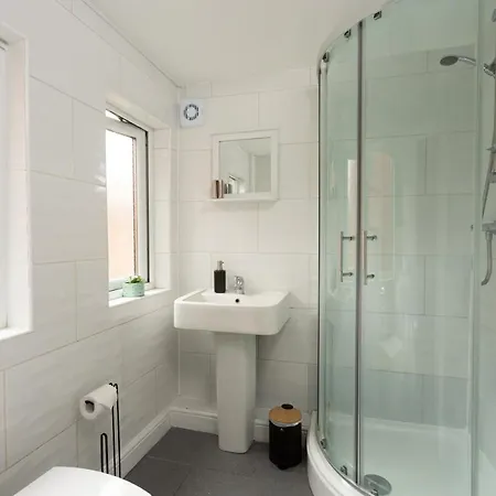 Lovely Town House With Free Parking Sleeps 2 To 6 Guests