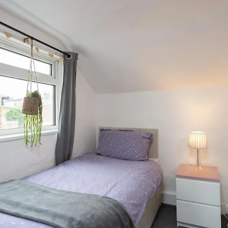 Lovely Town House With Free Parking Sleeps 2 To 6 Guests Сasa de vacaciones *