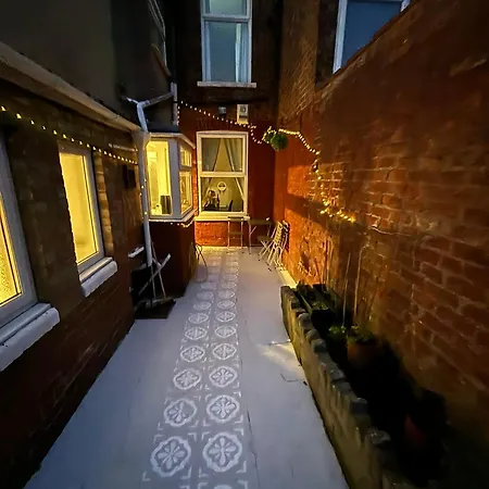 Lovely Town House With Free Parking Sleeps 2 To 6 Guests